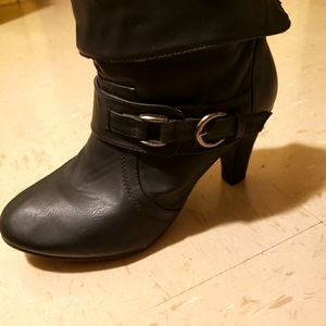Size 8/9 Black buckle boots Rue 21